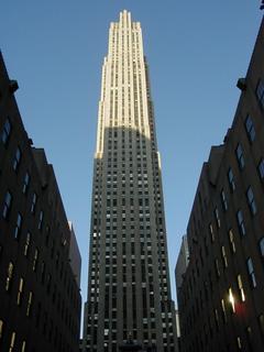 Rockefeller Centre<br>Location: <a href="https://www.google.com/maps/search/?api=1&query=40.75827,-73.97755" target="_new">The Channel Gardens</a>